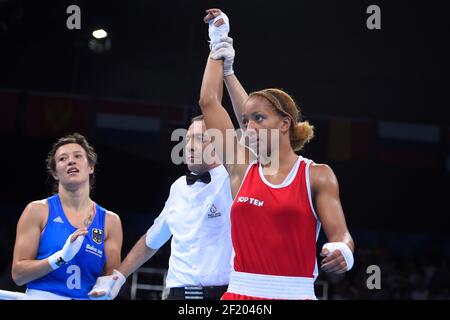 Estelle Mossy von Frankreich tritt im Boxing Women's Light (57-60kg) gegen Tasheena Bugar von Deutschland während der Europäischen Spiele 1st 2015 in Baku, Aserbaidschan, Tag 14, am 26. Juni 2015 - Foto Julien Crosnier / KMSP / DPPI Stockfoto