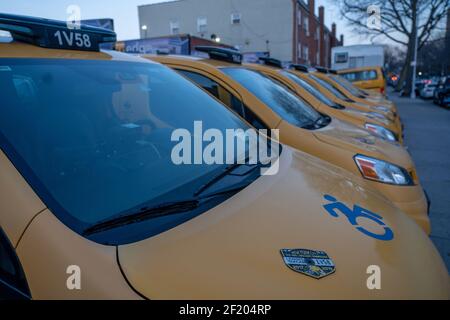 NEW YORK, NY – MÄRZ 9: Ein Taxi and Limousine Commission (TLC) Medaillon auf einem geparkten gelben Taxi in Queens am 9. März 2021 in New York City. Ein neuer Fonds wird den Taxifahrer-Besitzern von New York City, die große Medaillons Schulden, dringend benötigte Hilfe bieten. Aber die $65 Millionen Taxi Medallion Driver-Owner Relief Fund angekündigt Dienstag von Bürgermeister Bill de Blasio fällt nicht voll Vergebung, dass viele Taxifahrer gesucht. Kredit: Ron Adar/Alamy Live Nachrichten Stockfoto