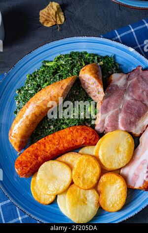 Köstlicher oldenburger Grünkohl mit Pinkelwurst Stockfoto