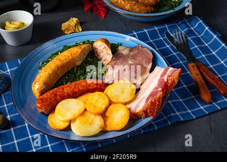 Köstlicher oldenburger Grünkohl mit Pinkelwurst Stockfoto