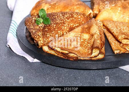 Dünne Pfannkuchen aus russischer Küche. Russische Blini, Crepes auf grauem Hintergrund. Fastnacht-Urlaub. Stockfoto