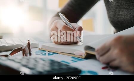 Frau Buchhalter oder Bankier verwenden Rechner für die Berechnung Finanzbericht. Stockfoto