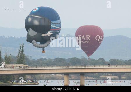 Canberra, Australien. März 2021, 8th. Heißluftballons werden am Himmel während des jährlichen Canberra Balloon Spectacular Festivals in Canberra, Australien, am 8. März 2021 gesehen. Das jährliche Canberra Balloon Spectacular Festival, ein Heißluftballonfestival, das in Australiens Hauptstadt gefeiert wird, findet dieses Jahr vom 6. Bis 14. März statt. Quelle: Liu Changchang/Xinhua/Alamy Live News Stockfoto