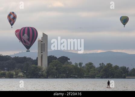 Canberra, Australien. März 2021, 10th. Heißluftballons werden am Himmel während des jährlichen Canberra Balloon Spectacular Festivals in Canberra, Australien, am 10. März 2021 gesehen. Das jährliche Canberra Balloon Spectacular Festival, ein Heißluftballonfestival, das in Australiens Hauptstadt gefeiert wird, findet dieses Jahr vom 6. Bis 14. März statt. Quelle: Liu Changchang/Xinhua/Alamy Live News Stockfoto