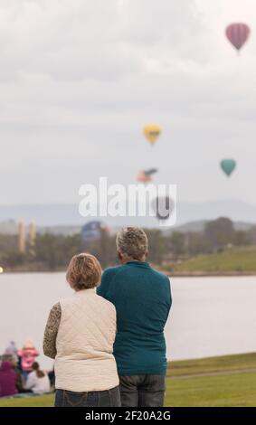 Canberra, Australien. März 2021, 8th. Heißluftballons werden am Himmel während des jährlichen Canberra Balloon Spectacular Festivals in Canberra, Australien, am 8. März 2021 gesehen. Das jährliche Canberra Balloon Spectacular Festival, ein Heißluftballonfestival, das in Australiens Hauptstadt gefeiert wird, findet dieses Jahr vom 6. Bis 14. März statt. Quelle: Liu Changchang/Xinhua/Alamy Live News Stockfoto