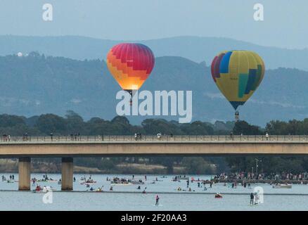 Canberra, Australien. März 2021, 8th. Heißluftballons werden am Himmel während des jährlichen Canberra Balloon Spectacular Festivals in Canberra, Australien, am 8. März 2021 gesehen. Das jährliche Canberra Balloon Spectacular Festival, ein Heißluftballonfestival, das in Australiens Hauptstadt gefeiert wird, findet dieses Jahr vom 6. Bis 14. März statt. Quelle: Liu Changchang/Xinhua/Alamy Live News Stockfoto