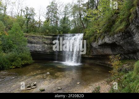 Schöne Herbstwaldlandschaft mit idyllischem Wasserfall und Pool Stockfoto