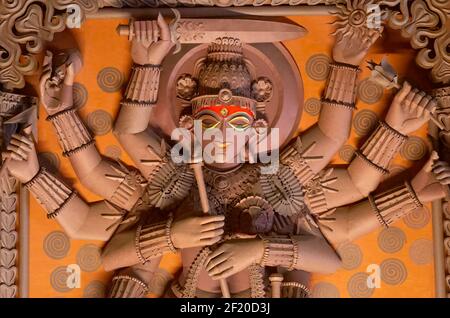 Künstlerische hinduistische Göttin Durga Idol im Portrait Ansicht Stockfoto