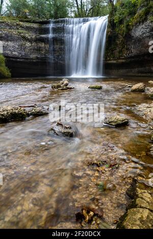 Eine wunderschöne Herbstwaldlandschaft mit idyllischem Wasserfall und Pool Stockfoto