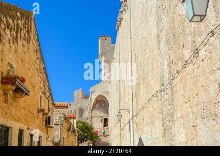 Ein Teil der alten Stadtmauer der Stadt Dubrovnik, Kroatien an einem sonnigen Sommertag Stockfoto