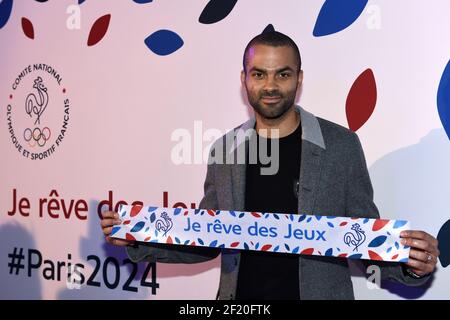 Basketballspieler Tony Parker posiert während des CNO France Meetings 'je REVE DES JEUX' für die Olympischen Spiele Paris 2024, am 25. September 2015 in Paris, Frankreich - Foto Philippe Millereau / KMSP /DPPI Stockfoto