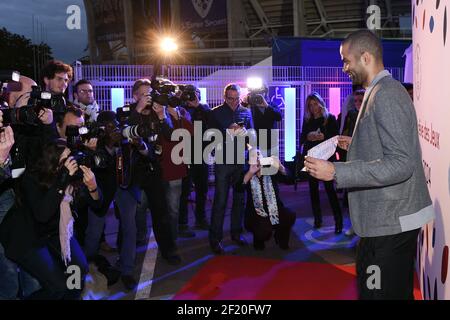 Basketballspieler Tony Parker posiert mit Medienfotografen während des CNO France Meetings 'je REVE DES JEUX' für die Olympischen Spiele Paris 2024, am 25. September 2015 in Paris, Frankreich - Foto Philippe Millereau / KMSP /DPPI Stockfoto