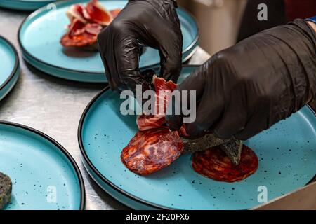 Der Koch arrangierte einen Jamon Stockfoto