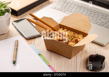 Mittagessen im Bürokonzept. Stockfoto