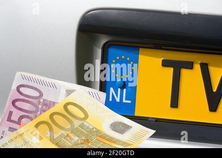 Ein Auto mit niederländischer Registrierung und Euro-Banknoten Stockfoto