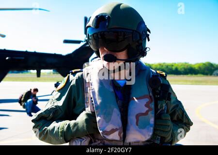 Gilze-Rijen, Niederlande. Ein militärischer Fluglotse, der die Besatzung eines Hubschraubers bei der Übernahme von einem Militärflugplatz unterstützt. Stockfoto