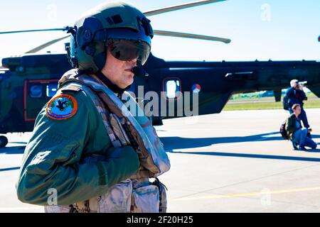 Gilze-Rijen, Niederlande. Ein militärischer Fluglotse, der die Besatzung eines Hubschraubers bei der Übernahme von einem Militärflugplatz unterstützt. Stockfoto