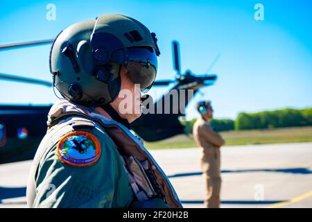 Gilze-Rijen, Niederlande. Der Militärflugkontrolleur unterstützt die Besatzung eines Hubschraubers bei der Übernahme von einem Militärflugplatz. Stockfoto