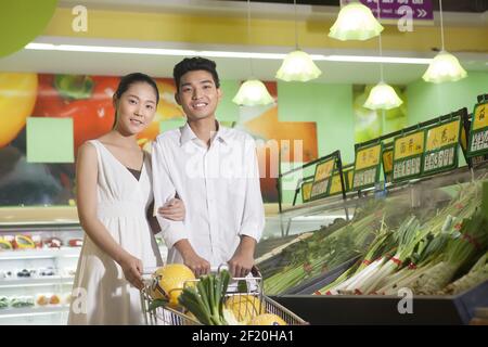 Eine glückliche Familie von drei im Supermarkt einkaufen Stockfoto