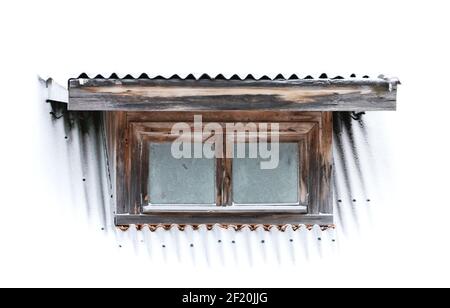 Gefrorenes Dachfenster im Dach mit Schnee bedeckt Stockfoto