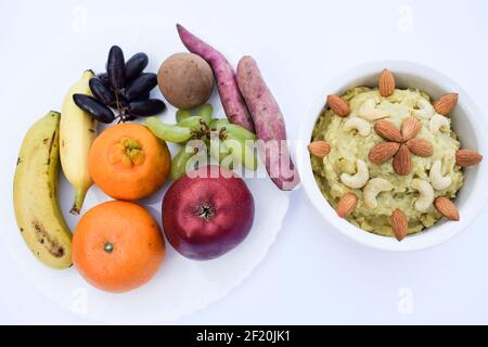 Selektiver Fokus der beliebten traditionellen süßen Artikel aus Süßkartoffel-Shakarkand halwa indischen Dessert während Fastentage zubereitet. Stockfoto