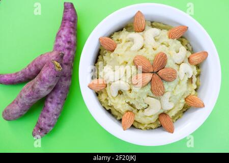 Selektiver Fokus der beliebten traditionellen süßen Artikel aus Süßkartoffel-Shakarkand halwa indischen Dessert während Fastentage zubereitet. Stockfoto