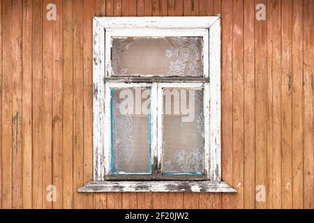 Grungy Fenster in weißem Rahmen, alte Holzhaus Wandfragment, Hintergrundtextur Stockfoto