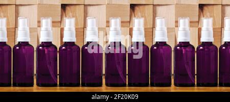 Set von Kosmetikgläsern mit einem Körperpflege-Flüssigspray und Haartonikum auf dem Tisch. Natürliche Kräuterkosmetik und traditionelle Medizin Stockfoto