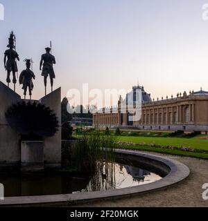 Skulpturengruppe 'der Kongo, nehme ich an' im Park des Königlichen Museums für Zentralafrika in Tervuren, Belgien Stockfoto