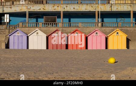 Lebendige Strandhütten an einem leeren Strand in Frankreich Stockfoto