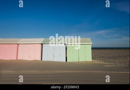 Bunte Strandhütten Reihen sich am einsamen Strand von an Berck in Frankreich Stockfoto