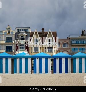 Bunte Strandhütten vor historischen Gebäuden am Meer in Dünkirchen, Frankreich Stockfoto