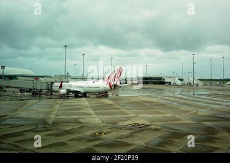 Brisbane Airport, Queensland, Australien - März 2021: Am Flughafen geparkte Flugzeuge zum Be- und Entladen von Passagieren Stockfoto