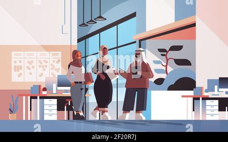 arabische Geschäftsleute diskutieren während des Treffens Business-Kommunikationskonzept arabischen Kollegen Stehend zusammen Büro innen horizontal volle Länge Vektor-Illustration Stock Vektor