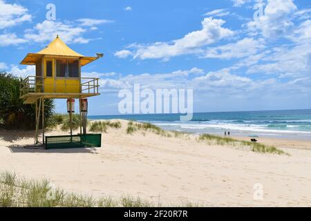 Yellow Lifeguard Surveillance Tower am Strand Stockfoto