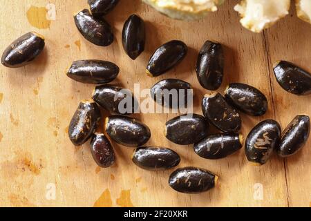 Gruben von Zucker Annona squamosa. Apfel, Sweetsop, Custard Apfelsamen auf Holztisch Stockfoto