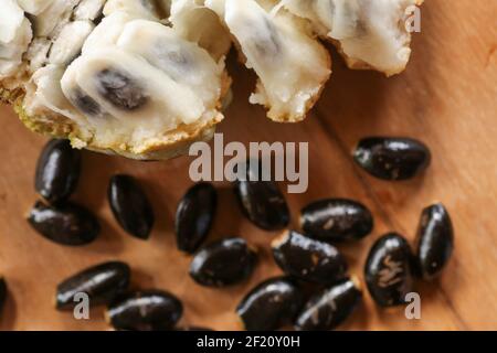 Gruben von Zucker Annona squamosa. Apfel, Sweetsop, Custard Apfelsamen auf Holztisch Stockfoto