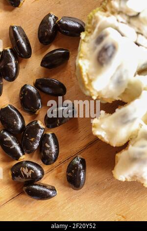 Gruben von Zucker Annona squamosa. Apfel, Sweetsop, Custard Apfelsamen auf Holztisch Stockfoto