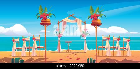 Strand Hochzeitbogen und Dekoration am Meer. Torbogen mit Blumenmuster und Stühle stehen am Meer, an der sandigen Küste mit verstreuten Blütenblättern. Tor mit Blumen für Ehe Trauung Zeremonie. Cartoon Vektorgrafik Stock Vektor