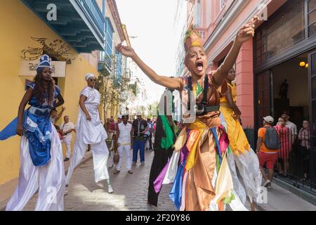 Kuba, Havanna - Straßenunterhalter auf Stelzen treten in Havanna auf Stockfoto