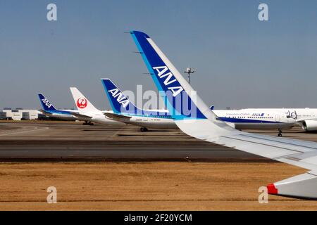 Tokio, Japan. März 2021, 10th. Nippon Airways (ANA) Flugzeuge werden am Tokyo International Airport, allgemein bekannt als Haneda Airport in Tokyo gesehen. Kredit: SOPA Images Limited/Alamy Live Nachrichten Stockfoto