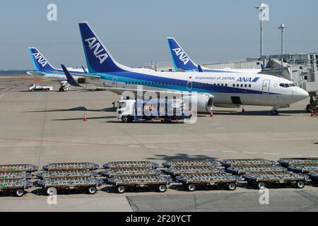 Tokio, Japan. März 2021, 10th. Nippon Airways (ANA) Flugzeuge werden am Tokyo International Airport, allgemein bekannt als Haneda Airport in Tokyo gesehen. Kredit: SOPA Images Limited/Alamy Live Nachrichten Stockfoto