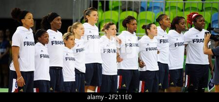Französische Mannschaft stellt sich während der Hymnen während der Olympischen Spiele RIO 2016, Basketball Frauen, Türkei gegen Frankreich, am 6. August 2016, In Rio, Brasilien - Foto Jean-Marie Hervio / KMSP / DPPI Stockfoto