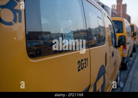 New York, Usa. März 2021, 09th. Ein geparktes gelbes Taxi von New York City in Queens.EIN neuer Fonds wird dringend benötigte Entlastung für New York Citys Taxifahrer-Besitzer, die große Schulden auf Medaillons. Aber die $65 Millionen Taxi Medallion Driver-Owner Relief Fund angekündigt Dienstag von Bürgermeister Bill de Blasio fällt nicht voll Vergebung, dass viele Taxifahrer gesucht. Kredit: SOPA Images Limited/Alamy Live Nachrichten Stockfoto