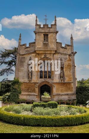 Die mittelalterliche Kirche von Schloss Sudeley in England neben dem Schloss bei Sudeley steht die kleine senkrechte Kirche von St. Mary's. Um 1070 die Nein Stockfoto