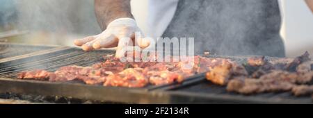 Der Küchenchef bereitet gegrilltes Fleisch zu Stockfoto