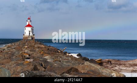 Das Wisconsin Point Light ist ein Leuchtturm in der Nähe von Superior Auf Wisconsin Point Rainbow im Hintergrund Stockfoto