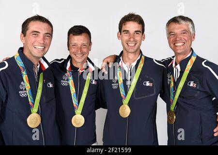 Französische Goldmedaillengewinner im Reitsport dreitägige Veranstaltung Mathieu Lemoine, Thibaut Vallette, Astier Nicolas, Karim Laghouag Pose im Club Frankreich, während der Olympischen Spiele RIO 2016, am 9. August 2016, in Rio, Brasilien - Photo Pool / KMSP / DPPI Stockfoto