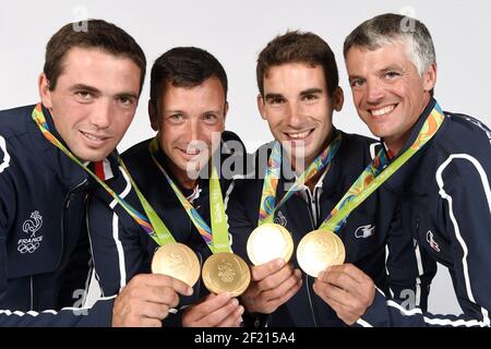 Französische Goldmedaillengewinner im Reitsport dreitägige Veranstaltung Mathieu Lemoine, Thibaut Vallette, Astier Nicolas, Karim Laghouag Pose im Club Frankreich, während der Olympischen Spiele RIO 2016, am 9. August 2016, in Rio, Brasilien - Photo Pool / KMSP / DPPI Stockfoto