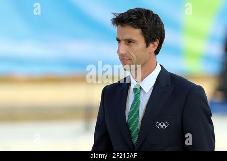 Tony Estanguet , IOC-Mitglied verleiht die Goldmedaille bei der französischen Denis Gargaud Kanuensalom, der Olympiasieger bei den Olympischen Spielen RIO 2016, Kanuslalom, am 9. August 2016 in Rio, Brasilien - Foto Eddy Lemaistre / KMSP / DPPI Stockfoto